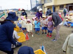 芋を大きさ別に分類している幼児の写真