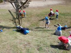 公園で遊んでいる幼児の写真