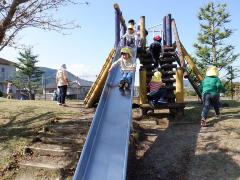 公園で遊んでいる幼児の写真