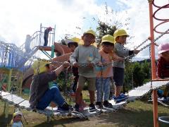 公園の遊具で遊んでいる幼児の写真