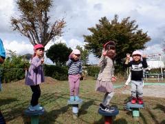 公園の遊具で遊んでいる幼児の写真