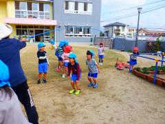 長縄跳びをしている子どもたちの写真