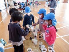 小学校のあきまつりで遊んでいる幼児の写真