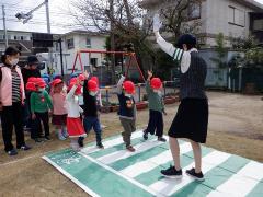 歩行指導を受ける幼児の写真