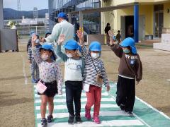 歩行指導を受ける幼児の写真