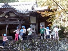 園外保育に出かけて神社の散策をする幼児の写真