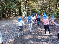 園外保育に出かけて神社の散策をする幼児の写真