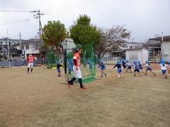 マンダリンパイレーツの野球教室で鬼ごっこをする幼児の写真