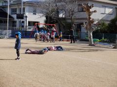 芝生で遊んでいる幼児の写真