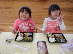 お弁当を食べている幼児の写真