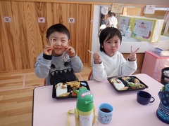 お弁当を食べている幼児の写真