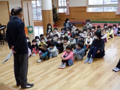 2学期の終業式で園長先生の話を聞いてる幼児の写真