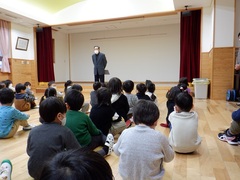 3学期の始業式をしている写真