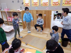 5歳児がこま回しをしている写真