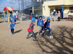 サッカーをして遊ぶ幼児の写真