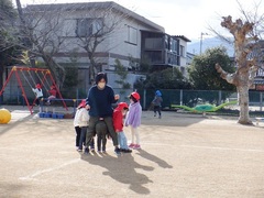 おしくらまんじゅうをする幼児の写真