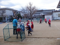 サッカーをして遊んでいる幼児の写真