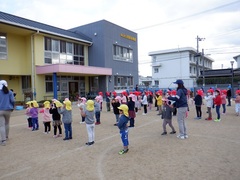 マラソンの前に体操をしている幼児の写真