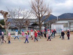 マラソン後に歩いてクールダウンしている幼児の写真