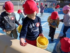 プールで氷を見付けた幼児の写真