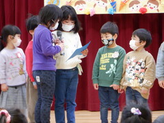 誕生会のインタビューをする幼児の写真