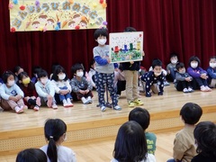 誕生会の出し物をうる幼児の写真