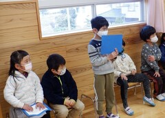 司会進行をする幼児の写真