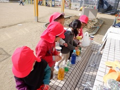 色水を作っている幼児の写真