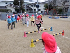 園庭で遊んでいる幼児の写真