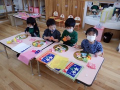 ひな飾りを作る幼児の写真