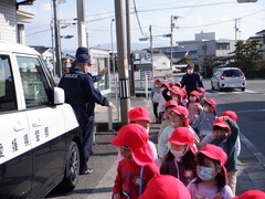 お別れ遠足で散歩をする幼児の写真