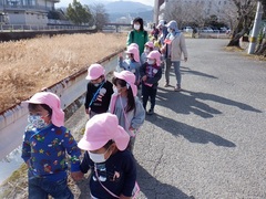 お別れ遠足で散歩をする幼児の写真