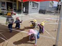 サーキットをする幼児の写真