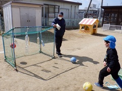 ボール投げをする幼児の写真