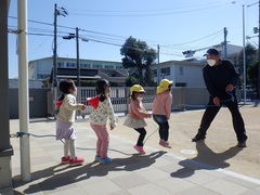 長縄跳びをしている幼児の写真