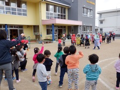 幼児が扮したちびっこ鬼さんに豆まきをする幼児の写真