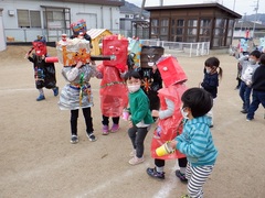 幼児が扮したちびっこ鬼さんに豆まきをする幼児の写真