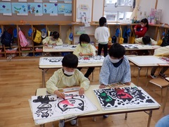 節分の絵を描いている幼児の写真