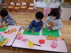 折り紙製作をする幼児の写真