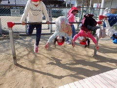 鉄棒をしている幼児の写真