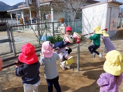 鉄棒をする幼児の写真