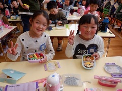 お弁当を食べている幼児の写真