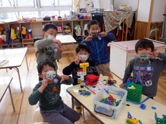 ブロックで遊ぶ幼児の写真