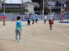 フープで遊んでいる幼児の写真