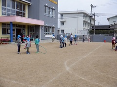 フープで遊んでいる幼児の写真