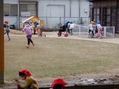 戸外で遊ぶ幼児の写真