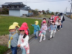 公園までの道のりを歩く幼児の写真