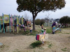 公園で遊ぶ幼児の写真
