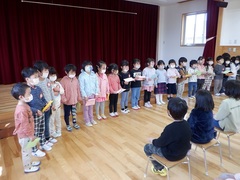 お別れ会の案内をしている幼児の写真