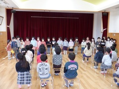 お別れ会の案内をしている幼児の写真